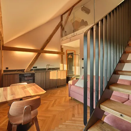 Handmade - Free Gated Parking - Self Check In Apartma